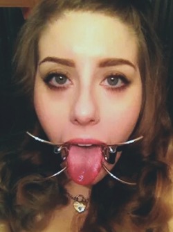 zombielawyer:  My babyghoul is such a pretty little fucktoy. My spider gag makes sure her mouth stays wide open so she can swallow her reward like a good girl. You can follow her here: hisbabyghoul 