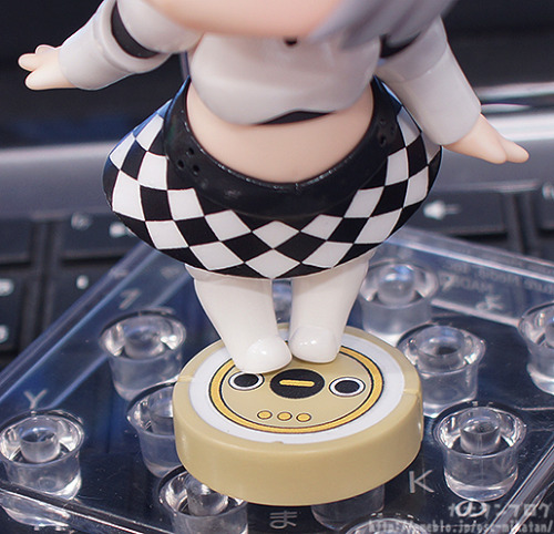 Nendoroid Miss Monochrome - They even make the Black version as an extra ಠ_ಠ  So.. Which one I need to choose ლ(ಠ益ಠლ)