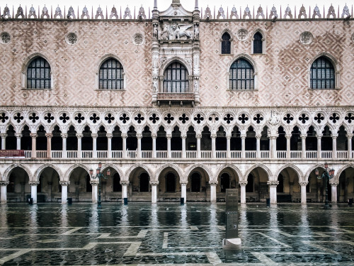 Hightide o’clockDoge’s Palace in a flooding dayVenice - winter 2015(Clicking through the