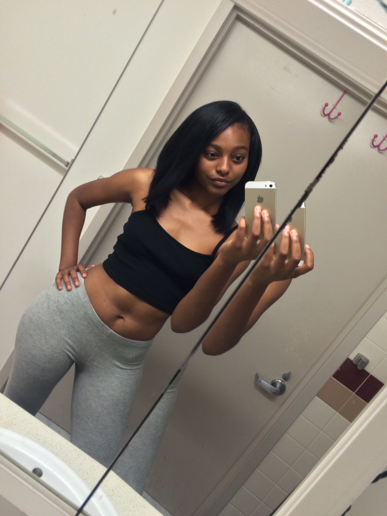 thissbrowngrl:  thekingrontie:  Still learning how to take mirror pics lol  Hair