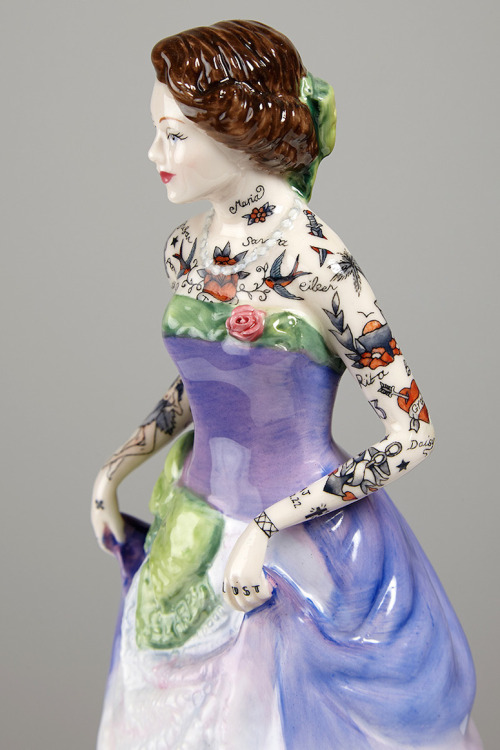 brwnpaperbag:  Tattooed porcelain figurines by Jessica Harrison. 