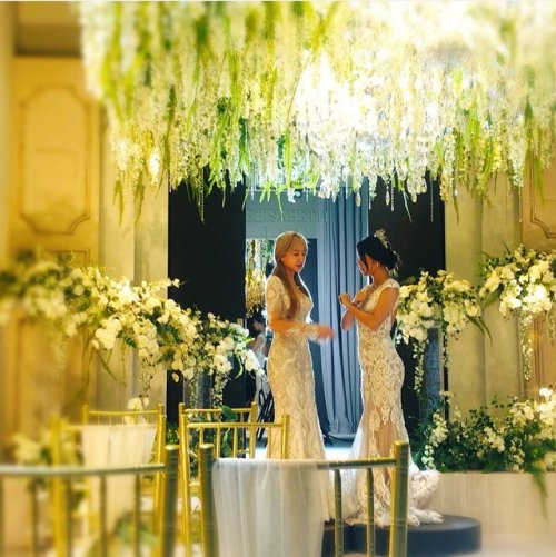 salv-adorable: look at the beautiful couple omg Soyou &amp; Hani’s wedding looked amazing 