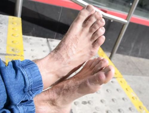 allaboutmensfeet:  m2m-footjobs:  A super hot pair of Aussie male feet, thanks to Graham H at You Tube :)   Damn, those feet would look good propped up on my shoulders.