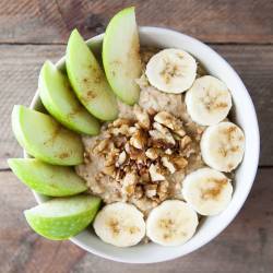 goodnessisgorgeous:  Dipping apple slices into apple pie oatmeal with a sprinkling of cinnamon, walnuts and buckinis for extra crunch is so delicious 🍎 
