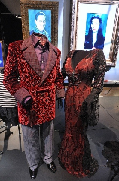 spookyloop:Raúl Juliá and Anjelica Huston’s costumes from The Addams Family.