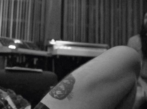 adashofniallandasprinkleoflunacy:  Enjoy this picture of Harry’s thigh, this is what I call a snacc IM SCREECHING  