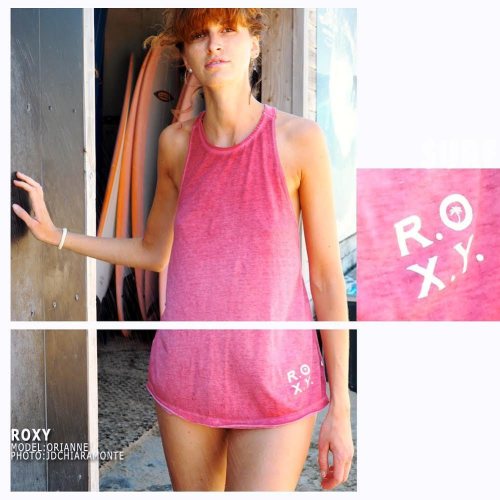 La #surfeuse en @roxy #rose #pink #tshirt #surf #surfing #surfgirl #model @0rian_ne #pic by #jdchiar