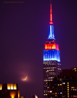 Lovely little sliver of crescent moon hovers near the Empire State Building this weekend in NYC. Inga&rsquo;s Angle