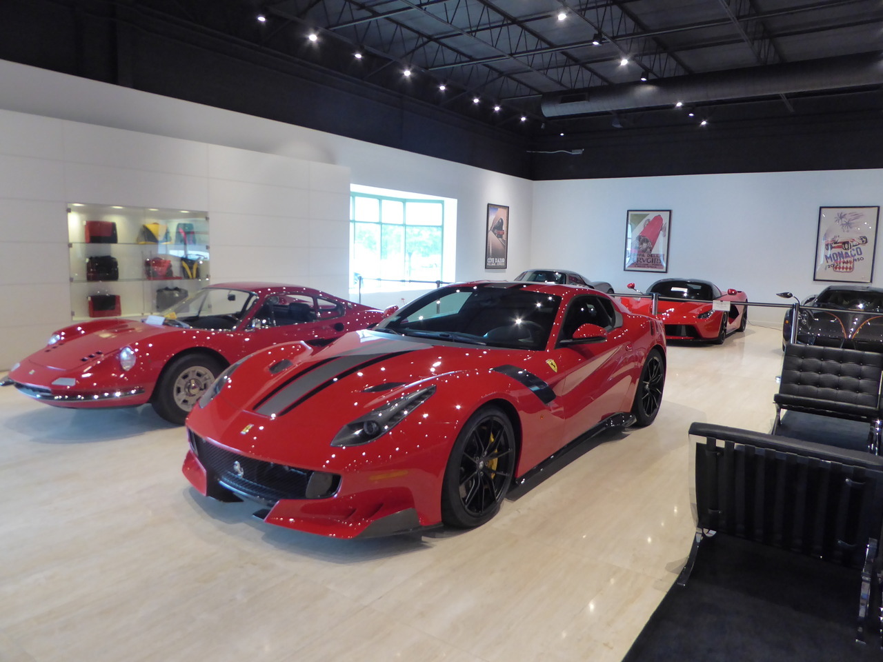 fromcruise-instoconcours:  Weekend highlights #1: a drive out to Lake Forest Ferrari.