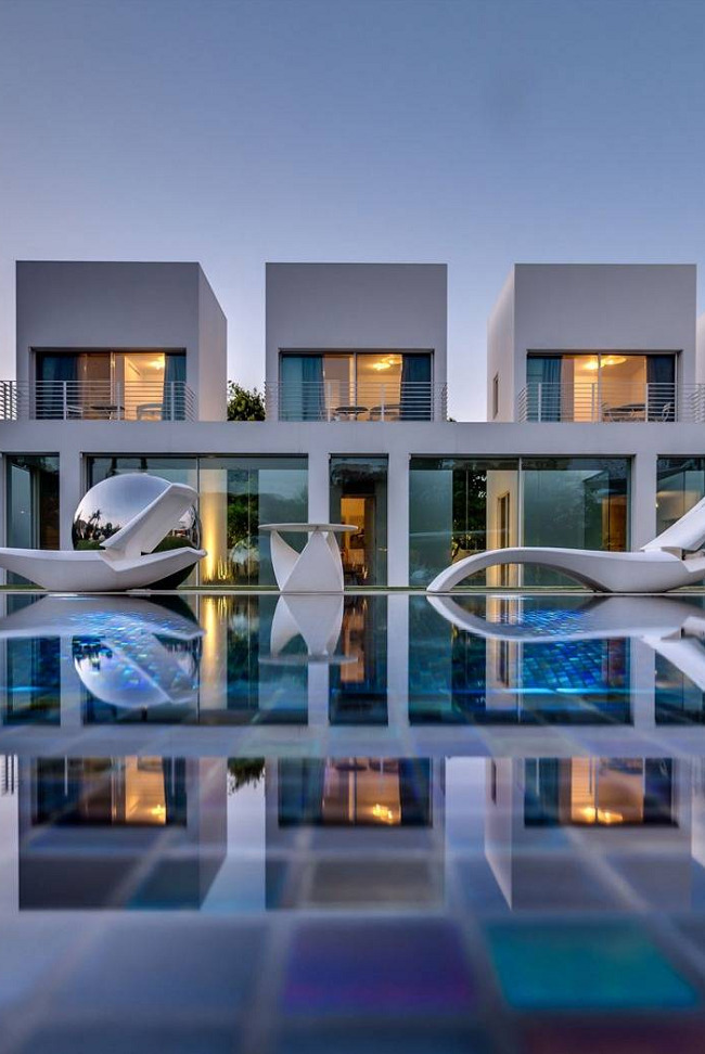 wearevanity:  Luxurious Modern Mansion with Pool   