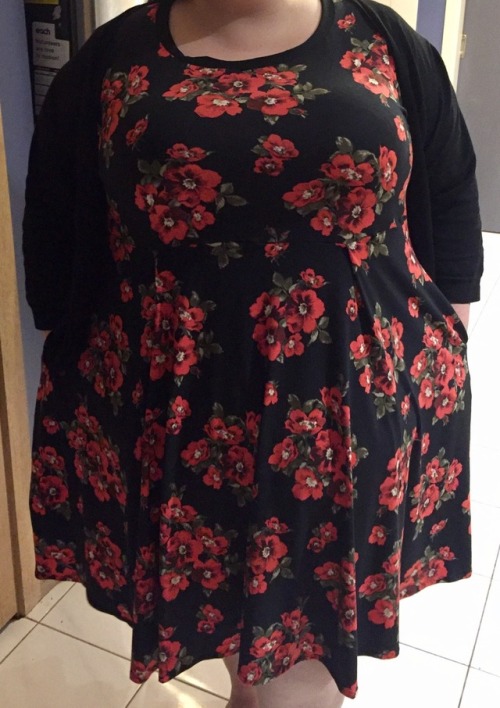 remnantsofhersoul: Made my first dress in months, I really loved the fabric until it was on me. Real