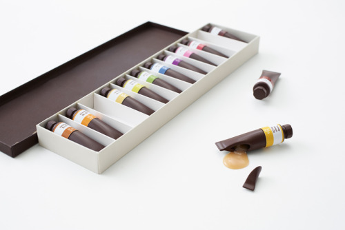 fireandshellamari:sleeplessinldn:Absolutely in love with Chocolate-paint by Nendo; amazing Christmas