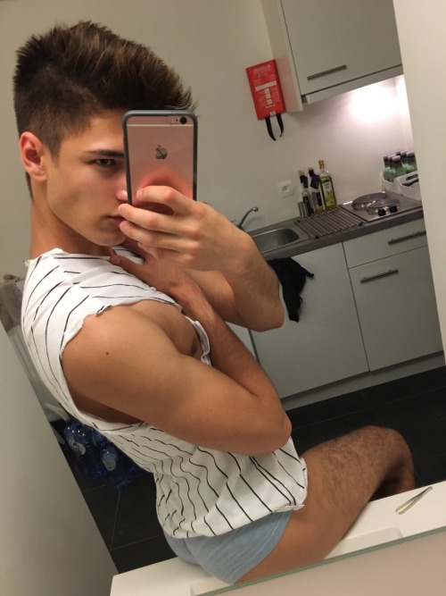ehuro:  I just did my eyebrows, u can still see the tweezers on my sink 