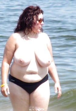 bellebuttonstuff:  Topless BBW enjoying the beach