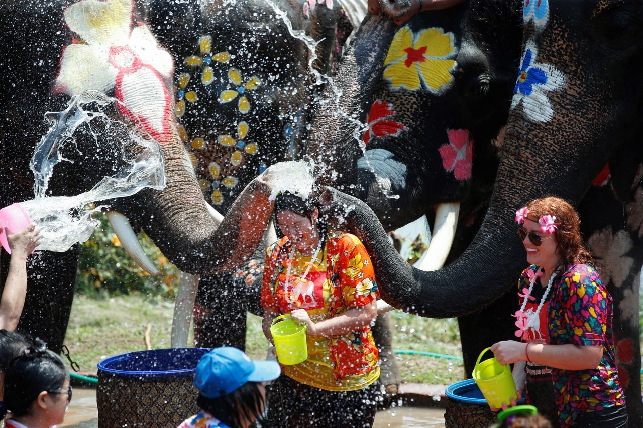 AÑO NUEVO TAILANDÉS. Elefantes y humanos se lanzan agua durante las celebraciones del Festival Songkran en Ayutthaya, Tailandia. Este Festival conmemora el Año Nuevo tailandés y dura tres días. (EFE / AFP)
MIRÁ TODA LA FOTOGALERÍA—>