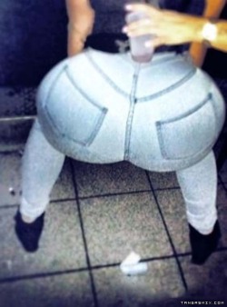 pearhub:  #curvy #tight pants #jeans #booty