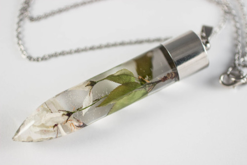 mossofthewoodsjewelry:Maybe it’s just because soft white and muted, earthy green is probably m