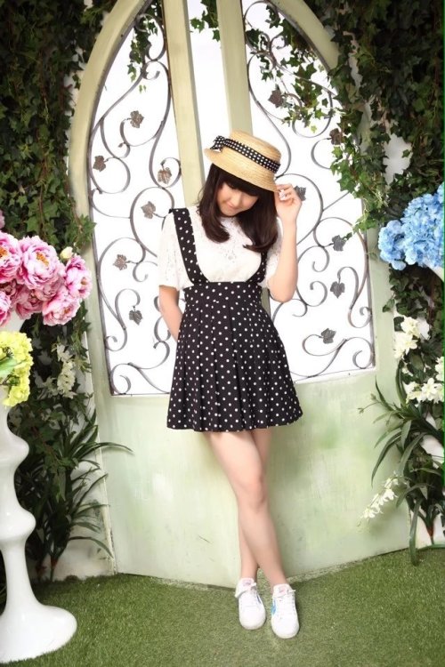 jianingrenlove:  女神总是会一丝不挂。从穿衣服到全裸。对于佳宁而言，是一个过程。由淑女变成了骚女。她就是个坐便器。一个男人的玩物。无数次的内射使她已经不能怀孕，可是她依旧很骚。求转