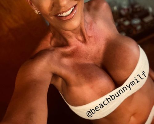 Happy Humpday! I’ll be shooting in SoCal next week @beachbunnymilf #tubetop #smile #instagood #insta
