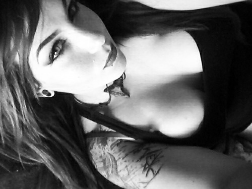 grav3yardgirlie:  Daughter of darkness Sister of sirens