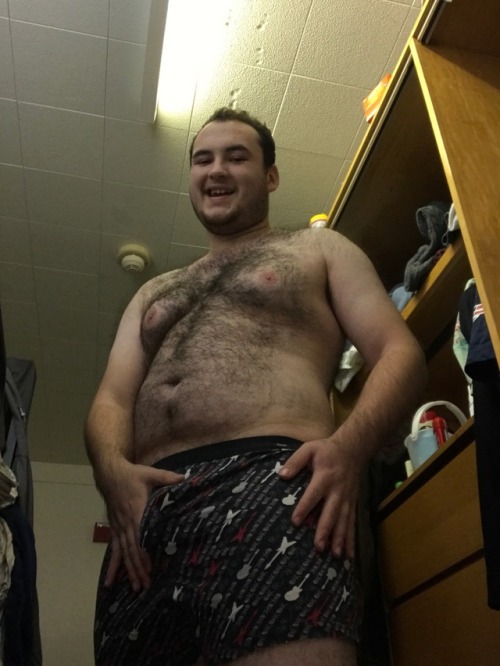 olivegardenunemployee:Ok I lied, THIS is the most nude you’ll ever see me !! Fuckin Sexy !!