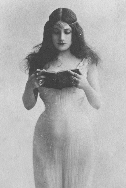 Cora Laparcerie by Leopold Reutlinger, c.1905