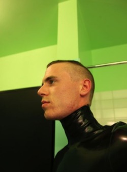 freakshow4fun:Awesome rubber collar.