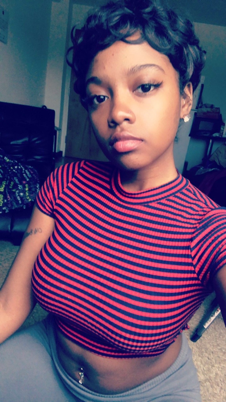 queen-basically:  Short hair looks good on ya girl