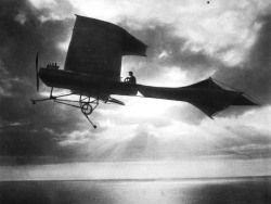  1909: Paul Latham flying over the Channel  