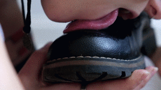 submissiverosebuds: camdamage:  bootblacking: in motion | cam + cuttlefish | by cam damage [more here]  Fucckkk, this is hot. 
