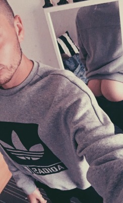 underhereunderthere:  pizzaslutboy:  Chills🍑  🌚🍑