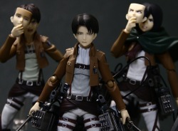  The Levi Figma is out and his figure predecessors are goofing off with the facial options (Heichou is not amused)  More at the source!