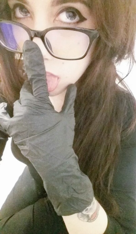 https://gloveslover.tumblr.com/post/160588943813