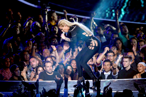 foodthatlookslikeiggyazalea:Iggy Azalea performing at the VMAs and Venom