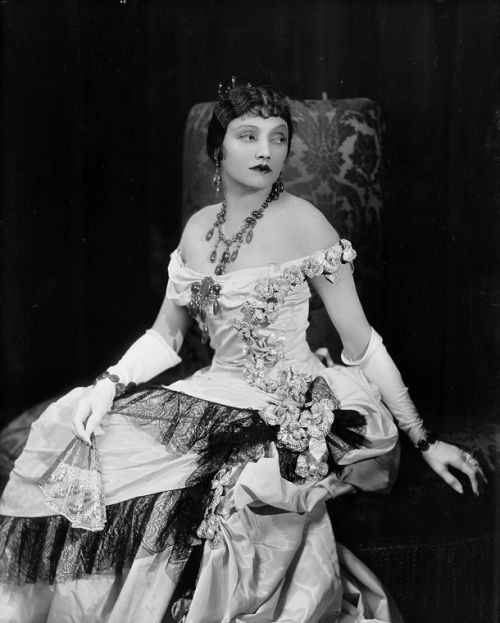 Katharine Cornell in The Age of Innocence(Photo by Vandamm, 1928)