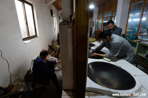 Ancient Making Technique Of Chinese Tea BiluochunYan Jielong dries baked Biluochun tea in Dongshan t