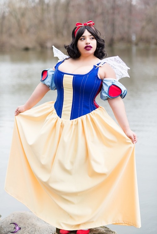 My Snow White Cosplay March Patreon Cosplay Print! Stealthing my @orchardcorset vinyl CS-411 https:/