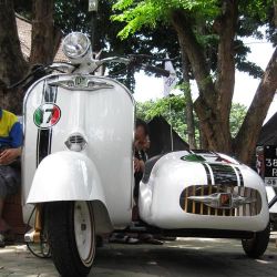 doyoulikevintage:  vespa with side-car