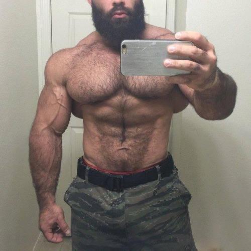 firtar: Bear What beautiful fuckin&rsquo; lats and pecs!
