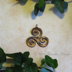 branna-laurelin:  Celtic Copper Triskele