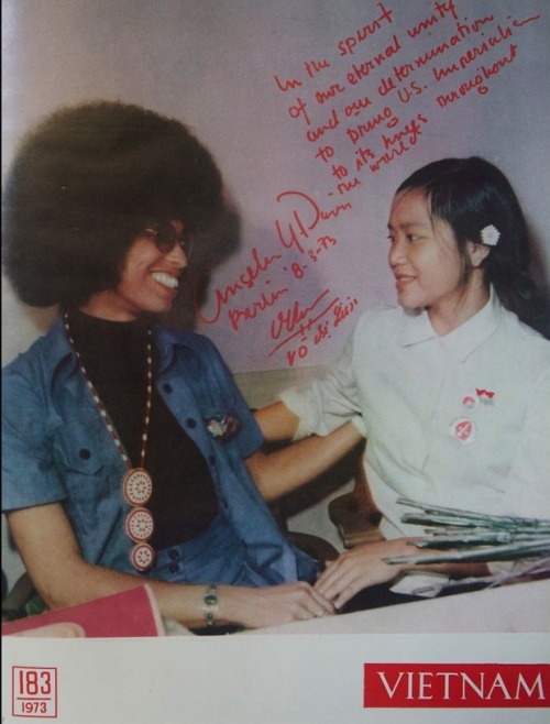 asjauwu:shihlun:Angela Davis graces the cover of Vietnam Pictorial, with a handwritten note of solid