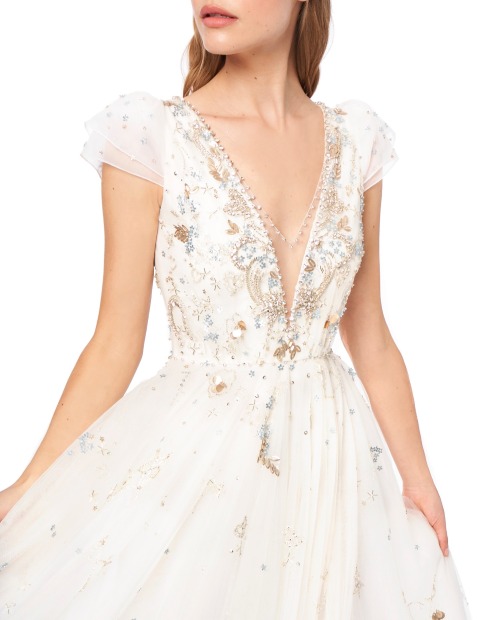 designerbridalroom: This fairytale Jenny Packham wedding dress is adorned with delicate multicolour 