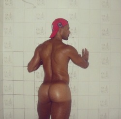 hotassnbulge:  Tanline and shower 