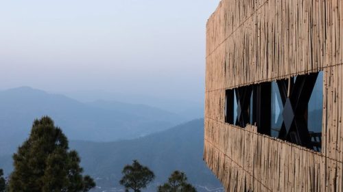 goodwoodwould:Good wood - sublime and spiritual, with views over the himalayas who wouldn’t want to spend some time finding inner peace here (or just a bit of regular peace if you fancy…) . The ‘Kumoan Hotel’ in India, by Sri Lanka’s Zowa Architects. 