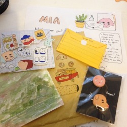 error404s:  eee just received the loveliest lil package from Kate butterdogs ☺️🐝 thank you so much im v overwhelmed n happy,,! I will have my reply finished by tomorrow !! 