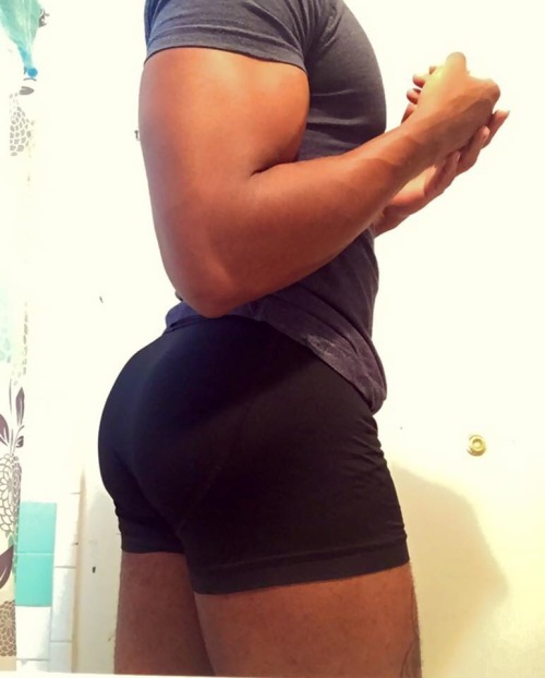 bigdomo15:  Thank god I’m not built like a tree trunk 🙌🏾