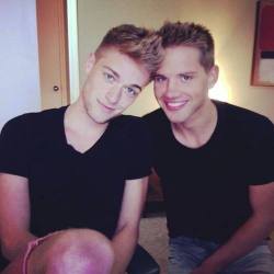 thegayboyslove:  ♡ Love-Spreaderman ♡  … Because sometimes we need cute gay couples to be happy!   Such a cute couple !!! 
