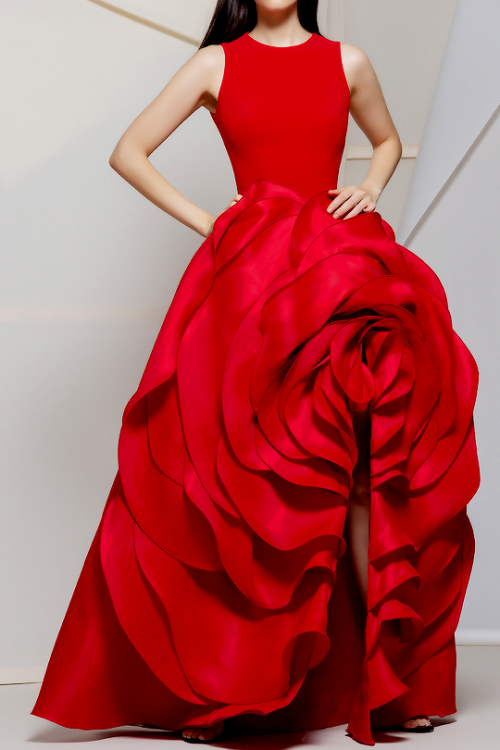 ISABEL SANCHIS Couture Spring/Summer 2020if you want to support this blog consider donating to: ko-f