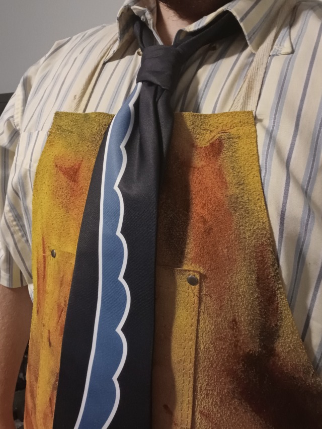 I have my leatherface tie! Very happy about it! Now I'm just waiting on my other mask to finalize the outfit 😊