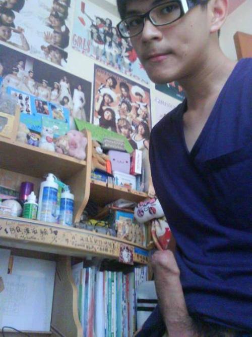 yakijer21:  I was looking at the back ground and his face! Then I looked down the pic! Lol